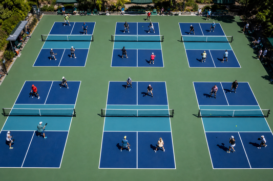 Vue aerienne de plusieurs terrains de pickleball remplis de joueurs, phenomene mondial
