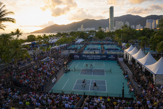 Vue aérienne du complexe pickleball de Penang Malaisie avec foule au coucher du soleil