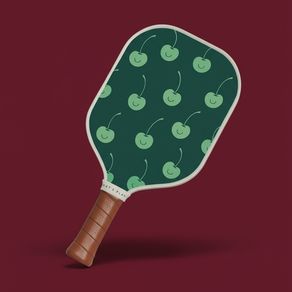 Raquette aux cerises sur fond bordeaux